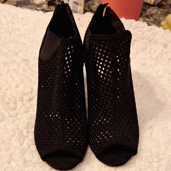 Madden Girl Black Peep Toe Booties. Size 8 - Picture 1 of 5